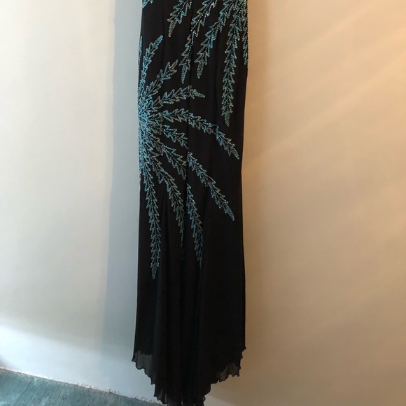 Beautiful Formal Gown / Prom Dress - Picture 4 of 6